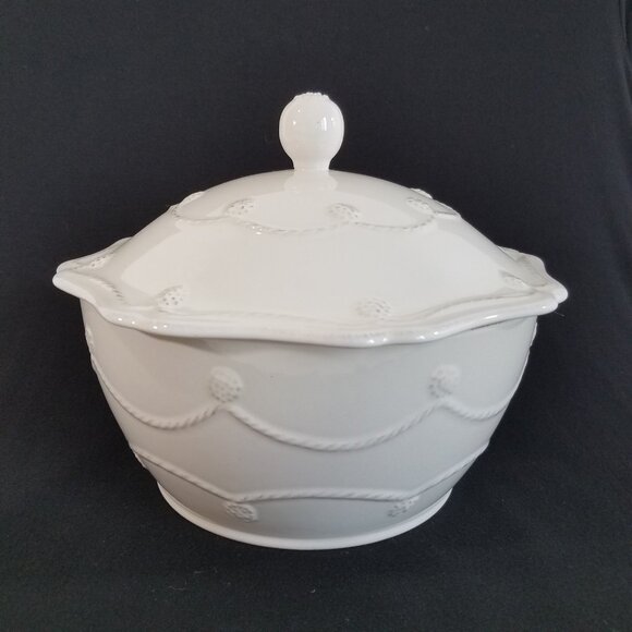 Juliska  Berry & Thread Whitewash Covered Casserole Dish 2 Quart 9" X 7.5" Bowl - Picture 1 of 16